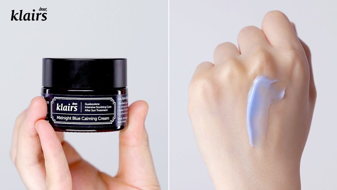 Dear,Klairs Midnight Blue Calming Cream 30 ml. เนื้อครีมสีฟ้า บางเบา อ่อนนุ่ม ทาเพียงเล็กน้อย ก็ให้การบำรุงที่เข้มข้น